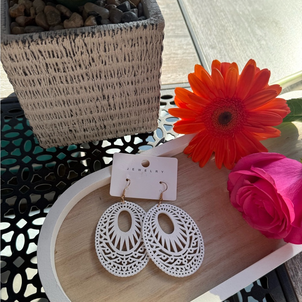 Chic White Earrings 🤍